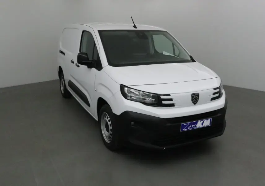 Peugeot Partner blanc en 3/4 avant droit, avec calandre noire et logo lion distinctif sur fond blanc.