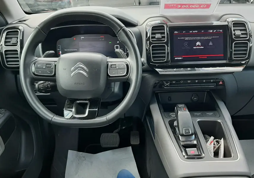 Vue intérieure frontale du tableau de bord et volant noir du Citroën C5 Aircross 2020 avec écran tactile central et commandes au volant.