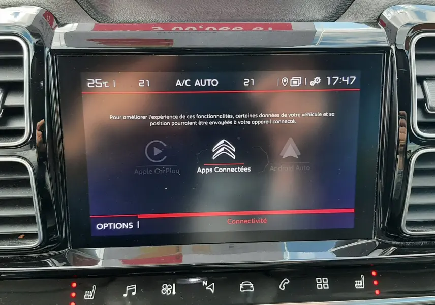 Gros plan sur l’écran tactile central du tableau de bord d’une Citroën C5 Aircross noir, affichant les options de connectivité.