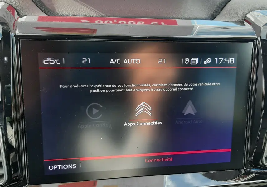Écran tactile central du tableau de bord du Citroën C5 Aircross noir, affichant les options de connectivité et climatisation.