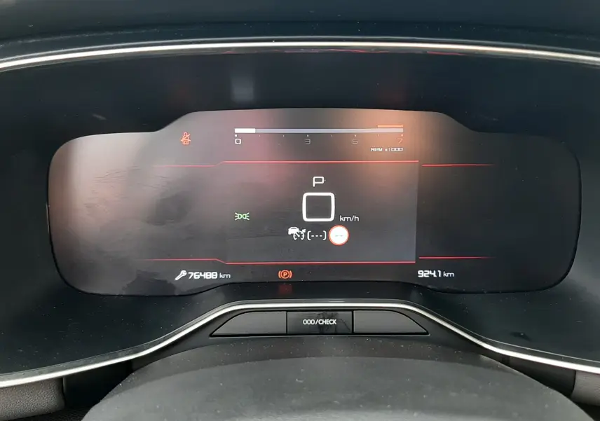 Tableau de bord numérique du Citroën C5 Aircross noir, affichant la vitesse à 0 km/h et le régime moteur.