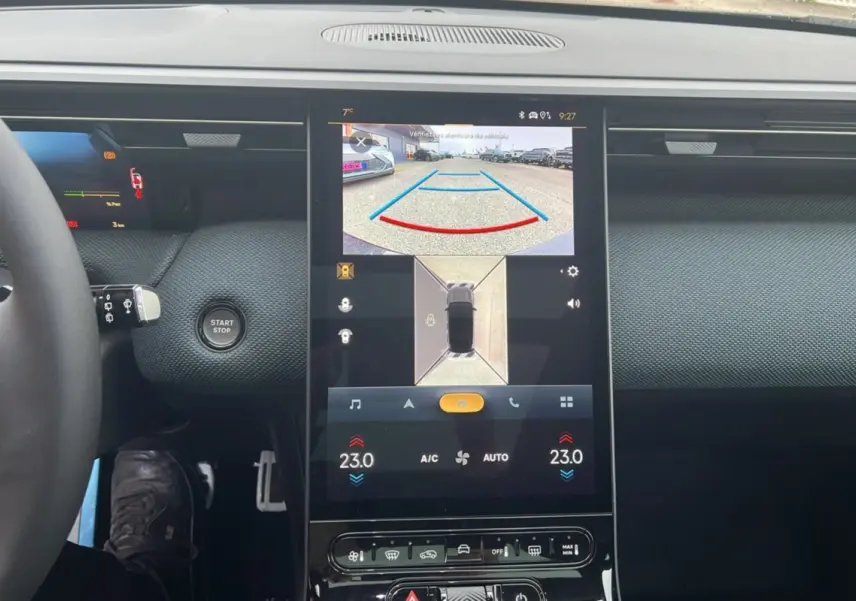 Vue intérieure centrée sur l'écran tactile du tableau de bord du Citroën C5 Aircross New Hybrid 2026, volant partiel visible.
