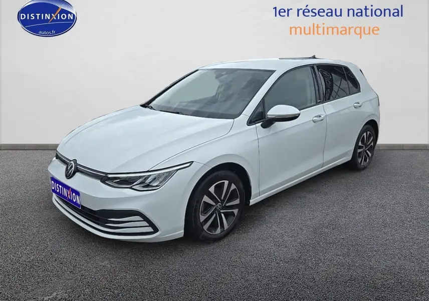 Volkswagen Golf blanc vue 3/4 avant droit avec jantes alliage et phares LED modernes.