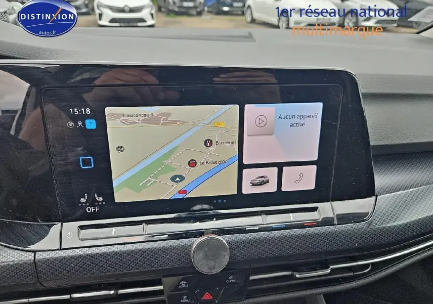 Écran tactile central avec navigation GPS dans l’habitacle d’une Volkswagen Golf blanche, vue de face.