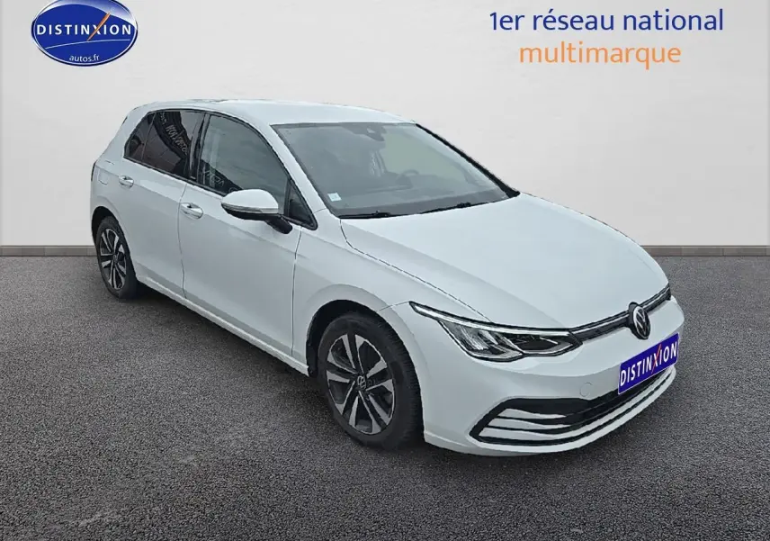 Vue 3/4 avant gauche d'une Volkswagen Golf blanche avec jantes alu et phares LED modernes.