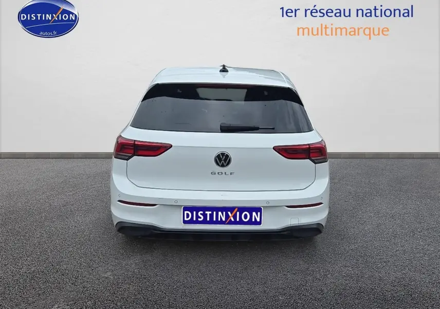 Vue arrière d'une Volkswagen Golf blanche de 2021 avec feux arrière LED et vitres teintées.