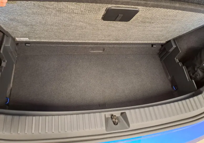 Coffre ouvert vu de dessus du Skoda Kodiaq Bleu RS 2025, montrant un espace de rangement vide et propre.