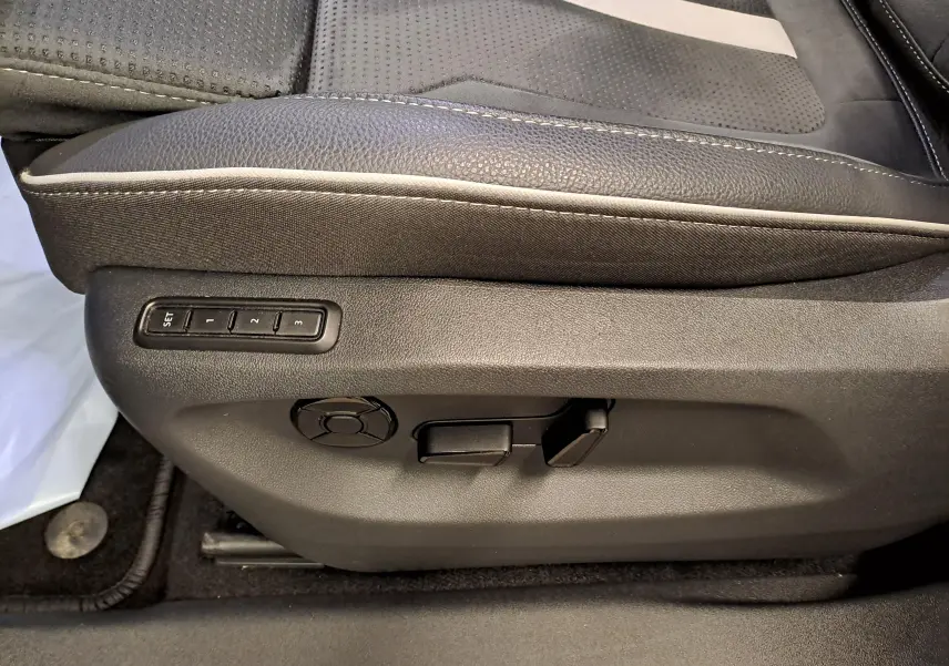 Détail des commandes de réglage électrique du siège conducteur en cuir et tissu noir du Skoda Kodiaq Bleu RS 2025.