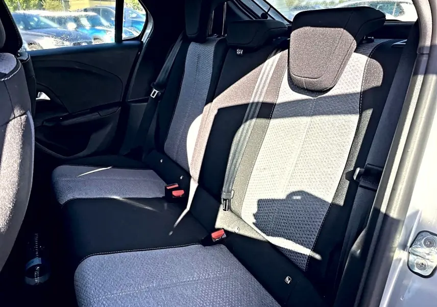 Vue intérieure côté droit sur la banquette arrière grise et noire de l'Opel Corsa 2025 avec appuie-têtes intégrés.