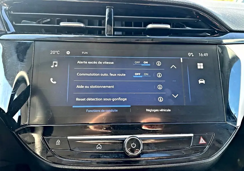 Écran tactile central de l’Opel Corsa gris 2025 affichant les réglages d’aide à la conduite et alertes vitesse.