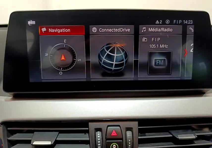 Écran central du tableau de bord du BMW X1 sDrive18i 2019 montrant navigation, ConnectedDrive et radio FM.