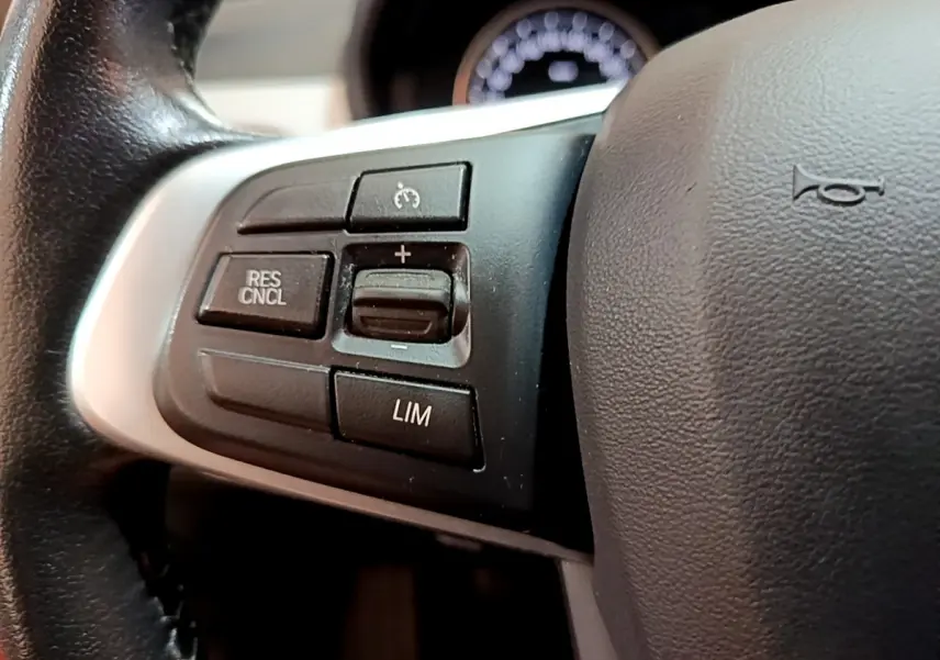 Gros plan sur les commandes de régulateur de vitesse du volant noir d’un BMW X1 sDrive18i Lounge 2019.
