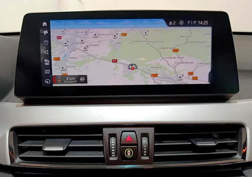 Écran tactile central 6,5 pouces avec navigation GPS, tableau de bord et aérateurs du BMW X1 sDrive18i Lounge blanc 2019.