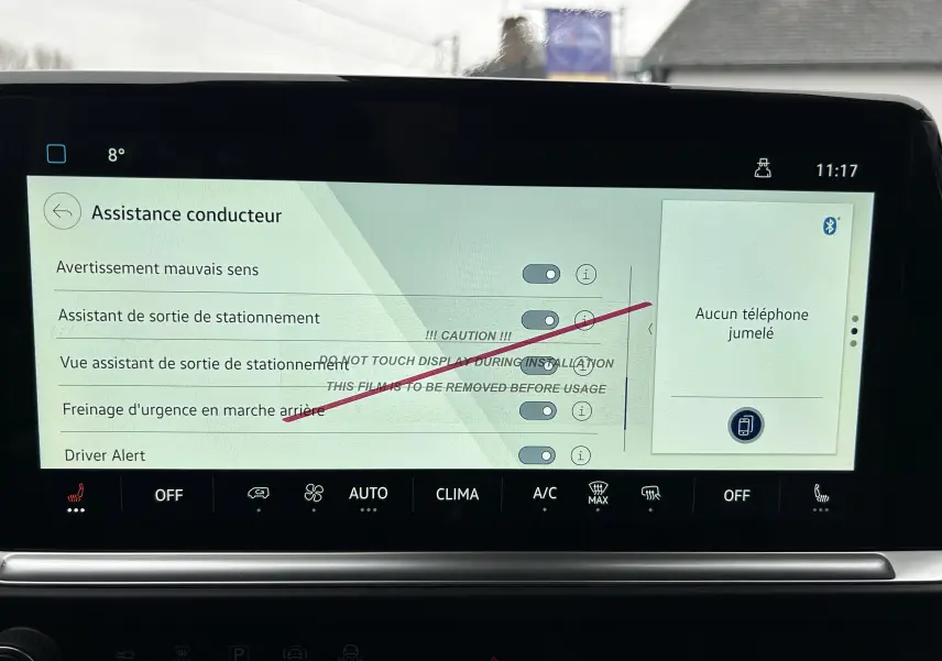 Écran tactile intérieur du Volkswagen Transporter T7 Business affichant les options d'assistance conducteur.