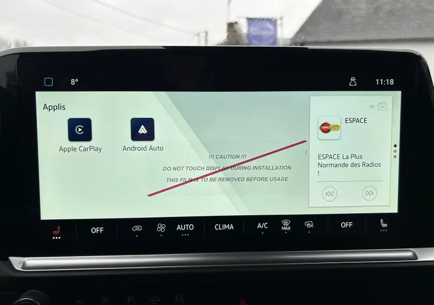 Écran tactile central du Volkswagen Transporter T7 Business, affichant Apple CarPlay et Android Auto, interface claire en intérieur.