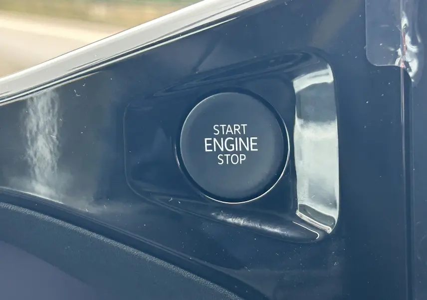 Bouton Start Engine Stop en gros plan sur tableau de bord noir brillant du Volkswagen Transporter T7 ProCab.