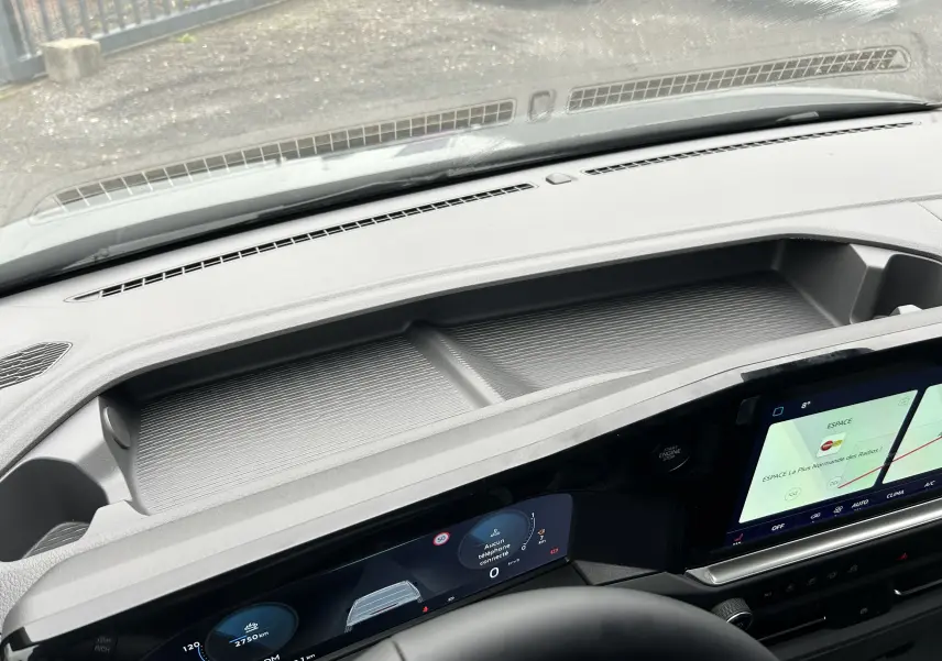 Vue intérieure du tableau de bord du Volkswagen Transporter T7 Business, avec écran digital et volant partiel visible.