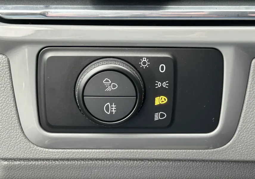 Commande des phares avec réglage automatique allumé sur tableau de bord gris du Volkswagen Transporter T7 ProCab 2026.