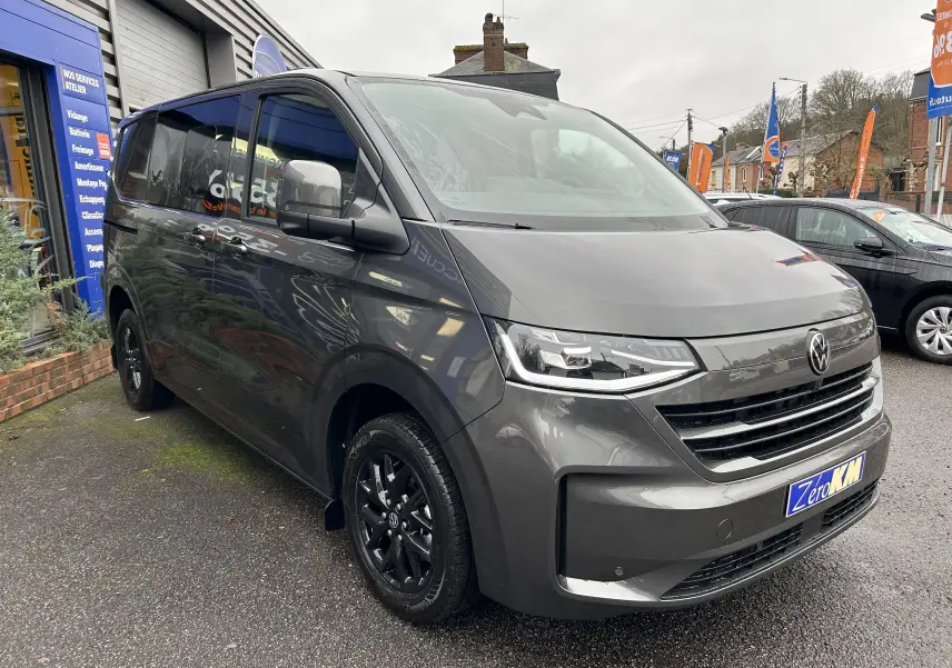 Volkswagen Transporter T7 ProCab graphite Dust en 3/4 avant droit, jantes noires brillantes Le Mans visibles.