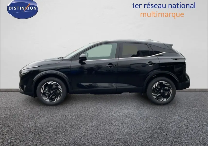 Profil droit du Nissan Qashqai 1.5 E-POWER 205 CH N-Connecta noir perle métal avec jantes bi-ton et toit noir.