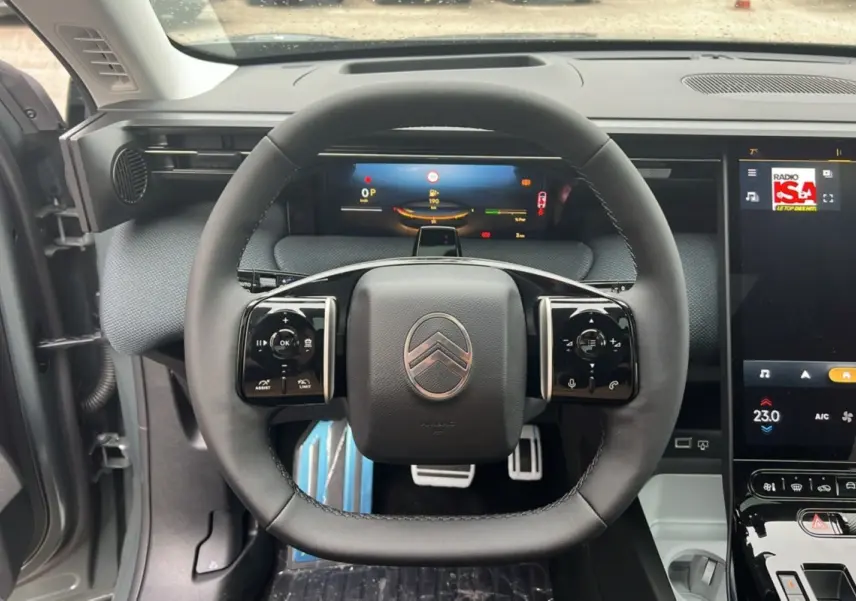Vue intérieure centrée sur le volant cuir multifonctions du Citroën C5 Aircross New Hybrid 2026, avec tableau de bord digital.