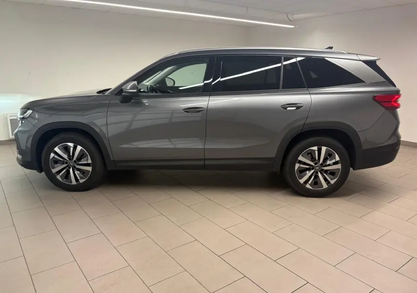 Vue de profil côté gauche du Skoda Kodiaq 2025 gris graphite avec jantes alliage et vitres teintées.