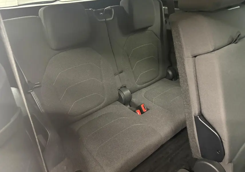 Vue intérieure sur la troisième rangée de sièges en tissu gris foncé du Skoda Kodiaq 2025, version 7 places.