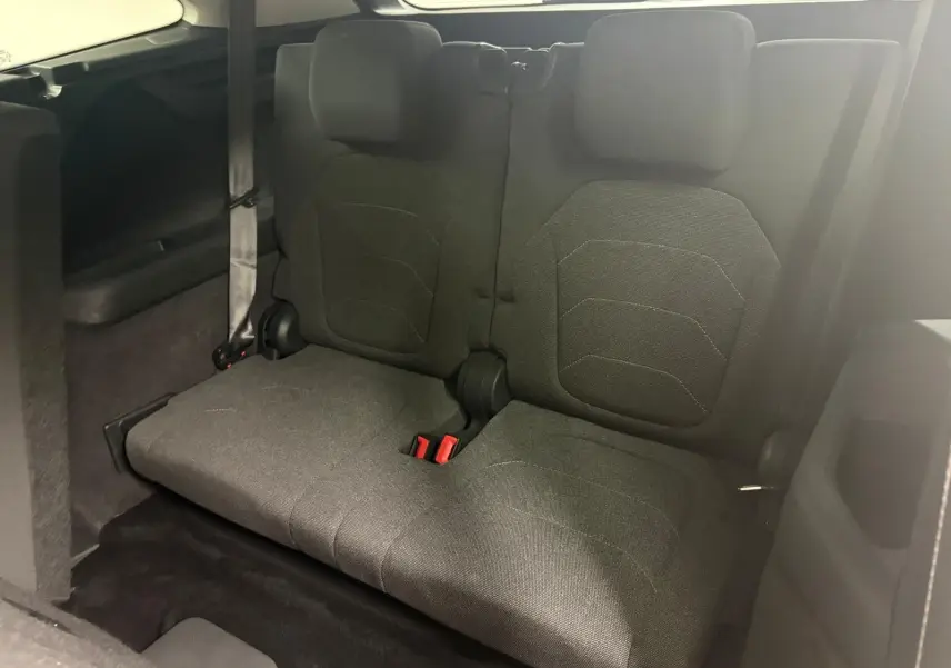 Vue intérieure montrant la troisième rangée de sièges en tissu gris foncé du Skoda Kodiaq 2025, version 7 places.