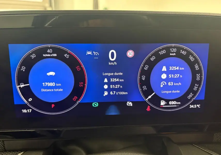 Tableau de bord numérique du Skoda Kodiaq gris graphite, affichant la vitesse, compte-tours et informations de trajet.