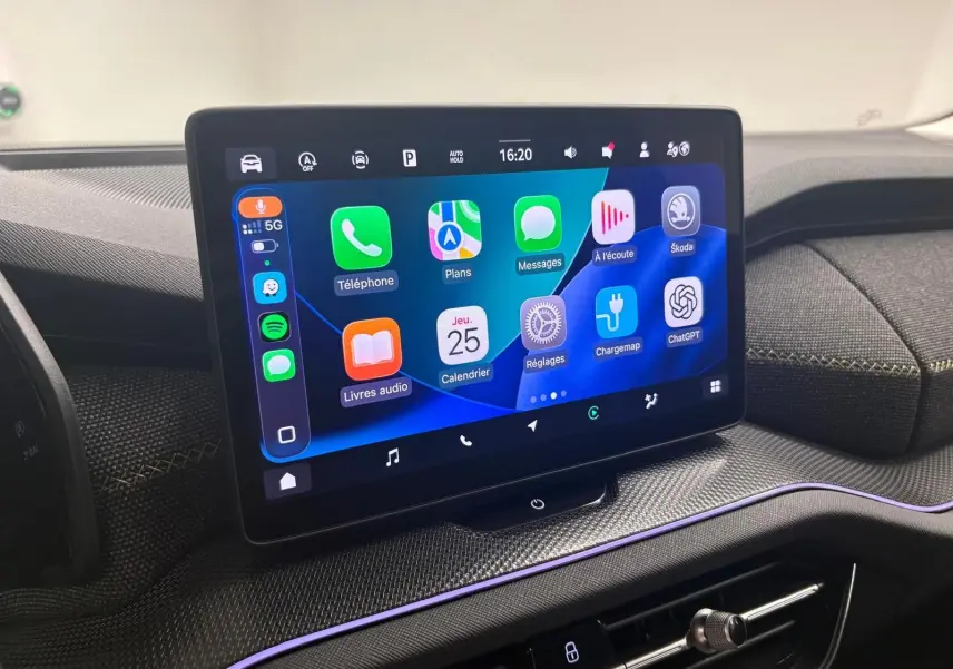 Écran tactile central du Skoda Kodiaq 2025 gris graphite, affichant l’interface multimédia avec applications connectées.