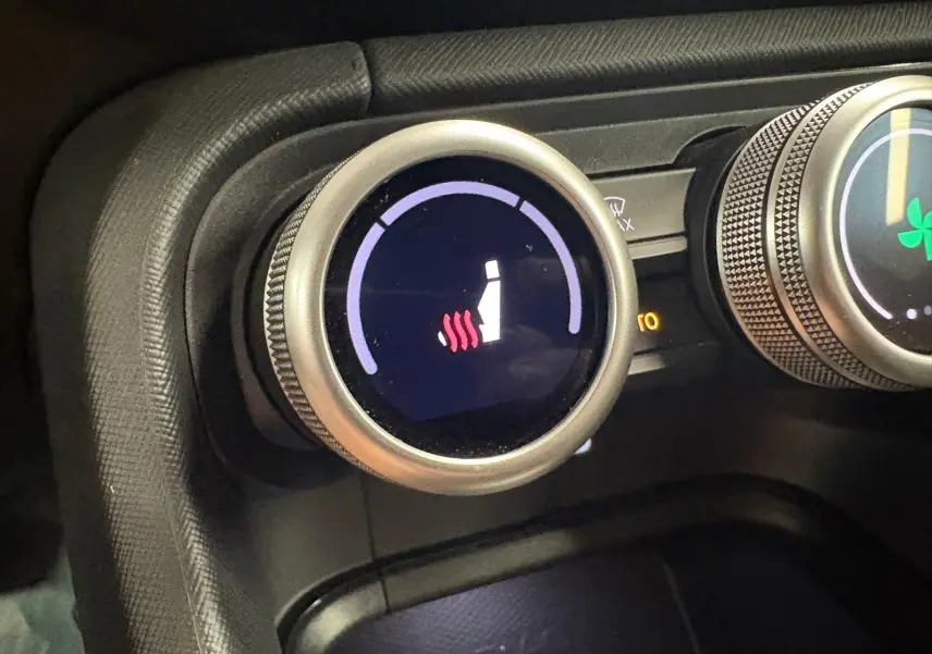 Gros plan sur le bouton de réglage du siège chauffant dans l’habitacle du Skoda Kodiaq gris graphite 2025.