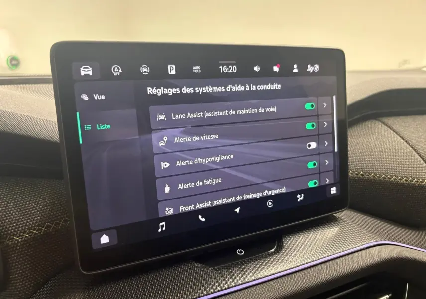 Écran tactile central du Skoda Kodiaq 2025 gris graphite, affichant les réglages des aides à la conduite.