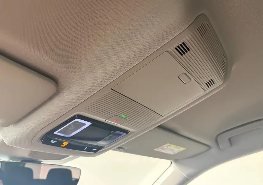 Plafonnier intérieur avec commandes lumineuses du Skoda Kodiaq gris graphite, vue en légère contre-plongée vers l'avant.