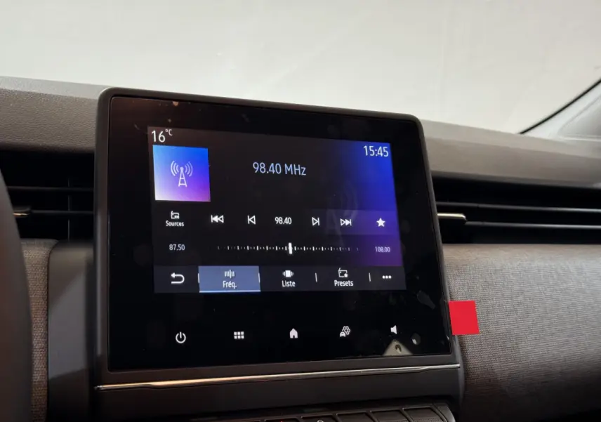 Écran tactile central affichant la radio à 98,40 MHz dans l’habitacle gris clair d’une Renault Clio 2025.