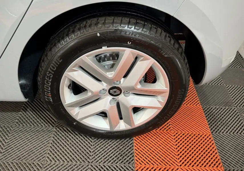 Gros plan sur la roue arrière droite gris clair de la Renault Clio Evolution Blue dCi 100, jante alliage moderne.