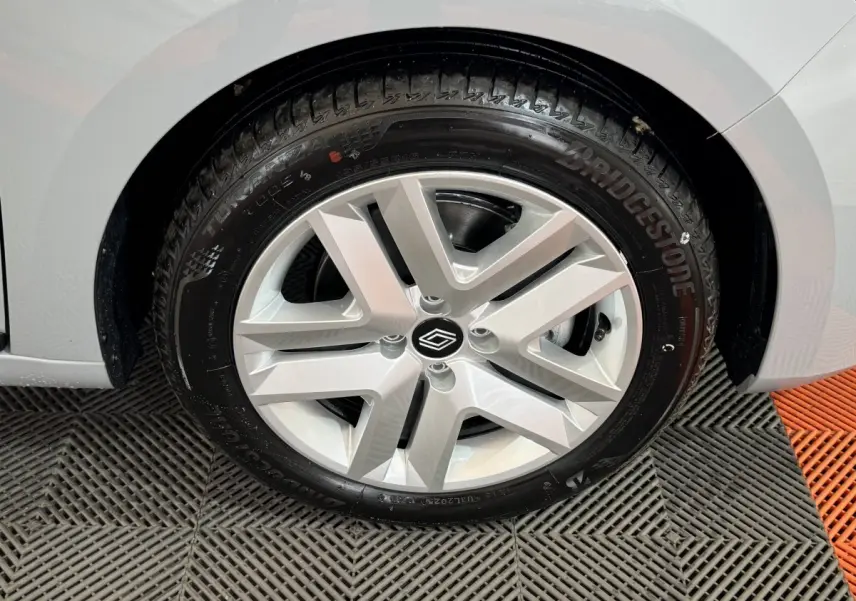 Gros plan sur la roue avant droite gris clair de la Renault Clio Evolution Blue dCi 100 avec jante alliage et pneu Bridgestone.