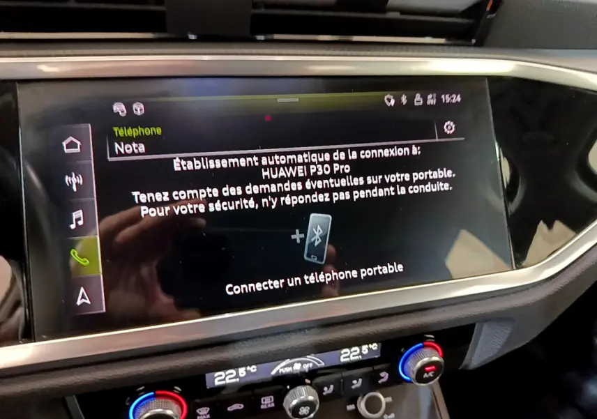 Écran tactile central de l’Audi Q3 noir 2021 affichant la connexion Bluetooth avec un smartphone Huawei P30 Pro.
