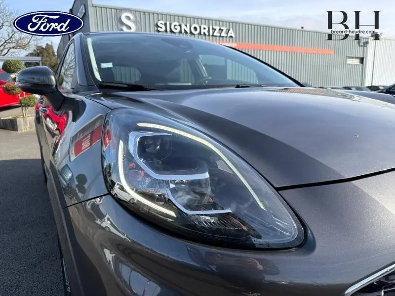 Gros plan sur le phare avant gauche du Ford Puma 2020 gris métallisé, mettant en valeur ses lignes modernes et LED.