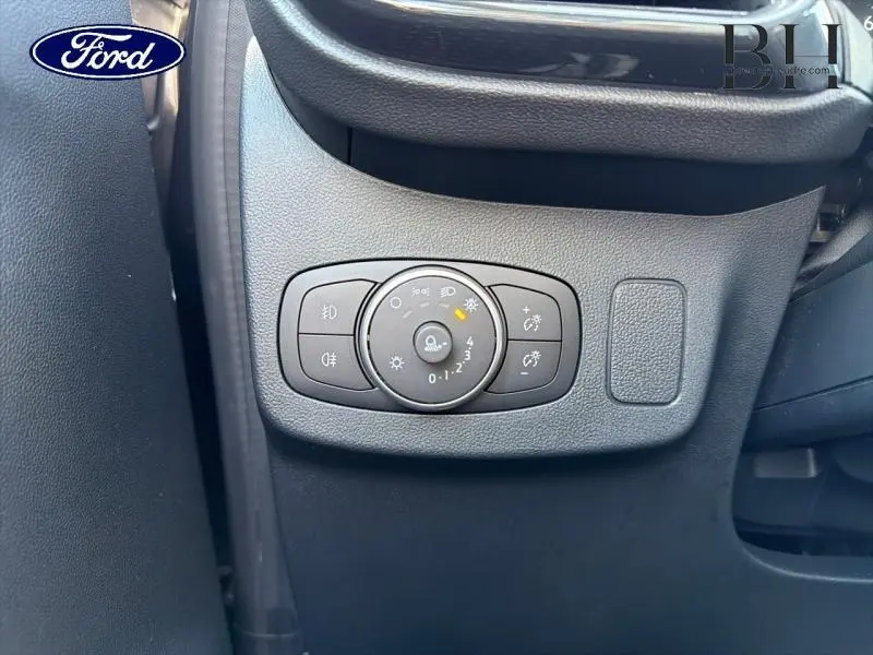 Gros plan sur le panneau de commande des feux du Ford Puma 2020, finition Fashion Gris Magnetic Métallisée.
