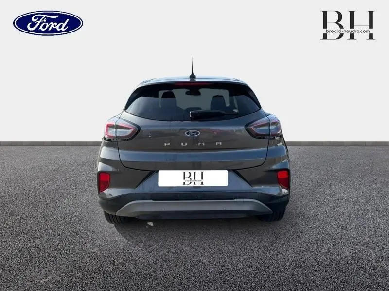 Vue arrière d'une Ford Puma 1.0 EcoBoost gris métallisé, avec feux LED et lunette arrière teintée.