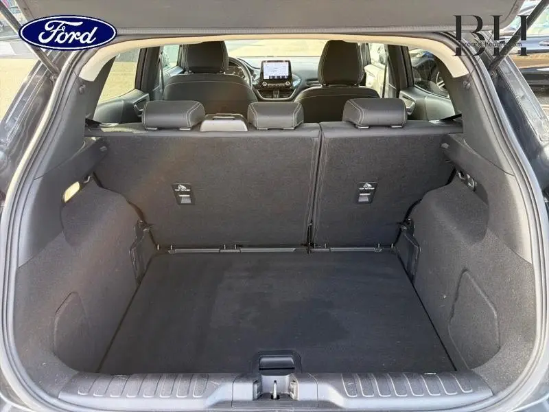 Vue arrière du coffre spacieux du Ford Puma 2020 gris métallisé, avec banquette arrière et tableau de bord visibles.