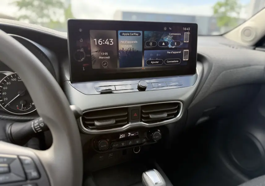 Vue intérieure centrée sur l’écran tactile et la console centrale du Nissan Juke Hybrid 2025, finition Business Edition.