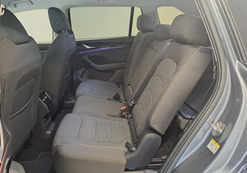 Vue intérieure côté droit des sièges arrière gris du Skoda Kodiaq 2025 finition Selection 7 places.