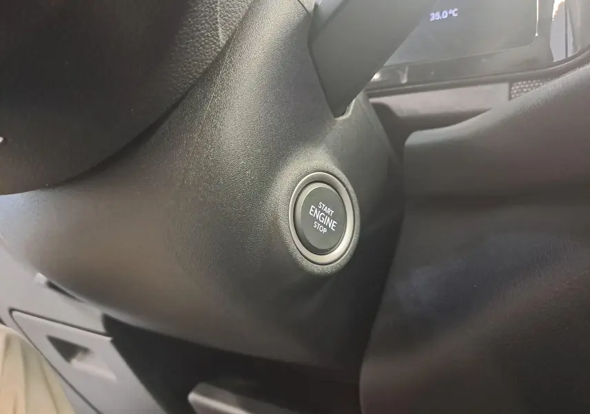 Gros plan sur le bouton Start Engine Stop dans l'habitacle noir du Skoda Kodiaq 2025 gris graphite.