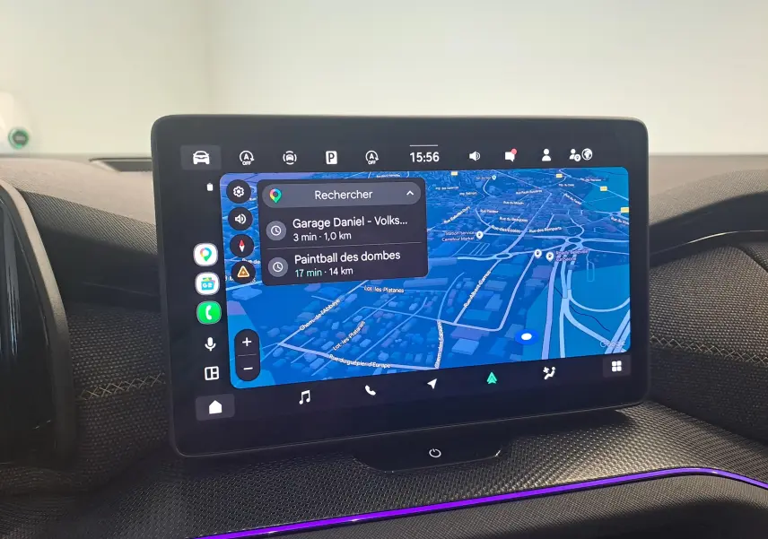 Écran tactile central du Skoda Kodiaq 2025 affichant la navigation avec interface moderne et éclairage d'ambiance violet.