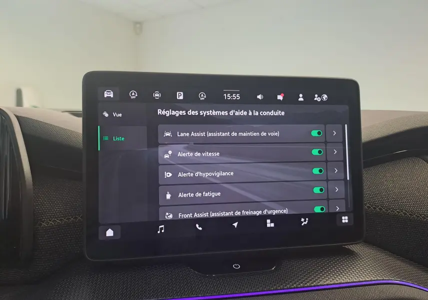 Écran tactile central du Skoda Kodiaq 2025 gris graphite affichant les réglages des aides à la conduite.