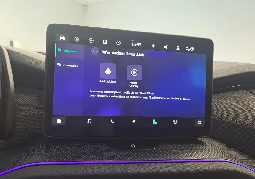 Écran tactile central du Skoda Kodiaq 2025 gris graphite affichant les options Android Auto et Apple CarPlay.