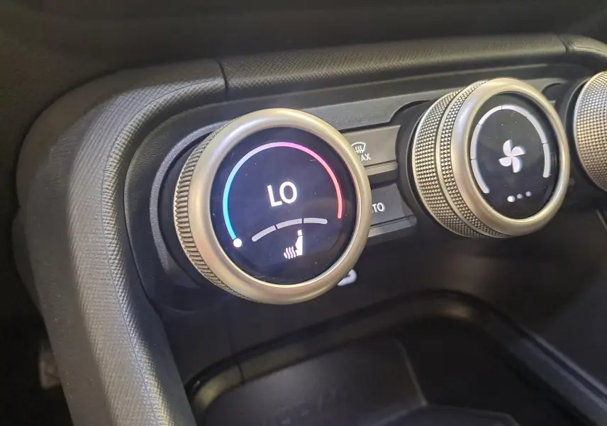 Gros plan sur les commandes circulaires de la climatisation du Skoda Kodiaq 2025 en gris graphite, avec réglage sur "LO".