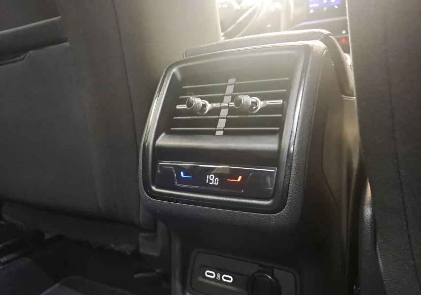 Détail de la ventilation arrière avec réglage de température à 19°C et ports USB dans un Skoda Kodiaq gris graphite 2025.