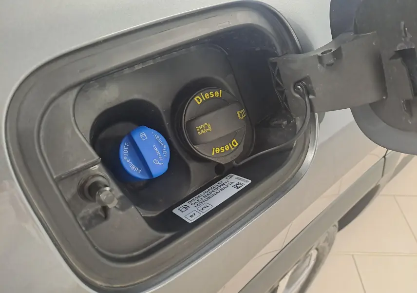 Gros plan sur la trappe à carburant gris graphite d’un Skoda Kodiaq 2025, bouchons Diesel et AdBlue visibles.